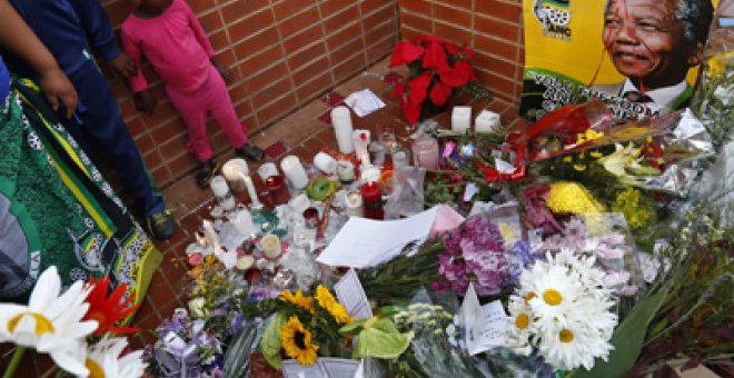 Una montaña de flores inunda la casa de Madiba