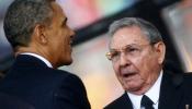 Saludo histórico entre Obama y Castro durante el funeral de Mandela