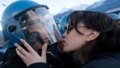 Denuncian por "acoso" a una joven italiana que besó a un antidisturbios