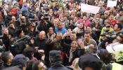 Gritos en Alcalá de Guadaíra contra los políticos tras la muerte de una familia por intoxicación