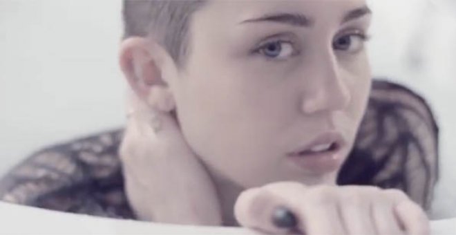 Miley Cyrus estrena su último videoclip polémico, 'Adore you'