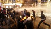 Dimiten tres diputados del partido de Erdogan mientras se reavivan las protestas en la calle