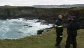 Retoman por tierra, mar y aire la búsqueda de los dos desaparecidos arrastrados por el mar en Valdoviño