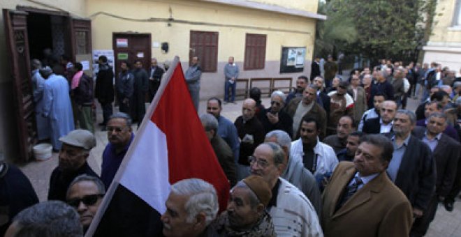 Los egipcios acuden a las urnas para votar su nueva Constitución