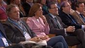 Cospedal reivindica a su marido y lo sienta a su lado y en primera fila en la convención del PP