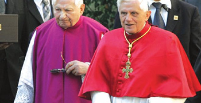 Los escándalos sexuales salpican hasta al hermano del Papa
