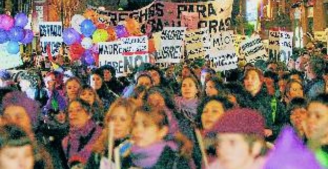 La OCDE sitúa a España a la cola de ayudas a madres solteras