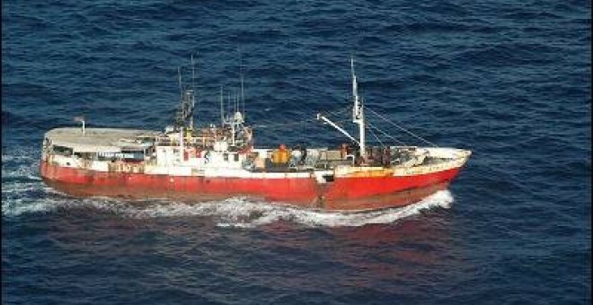 Secuestran en el Índico un barco con un capitán español