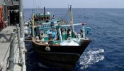 La fragata 'Navarra' socorre a un pesquero iraní atacado por piratas