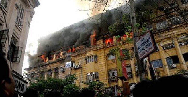 Al menos 16 muertos en un gran incendio en el centro de Calcuta