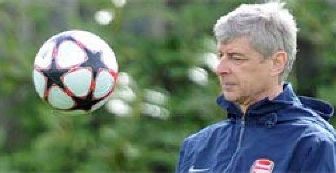 Wenger juega al despiste con el Barça