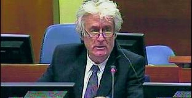 El letrado Karadzic se burla de sus víctimas en La Haya