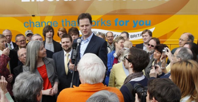 El auge del liberal Clegg preocupa a los tories