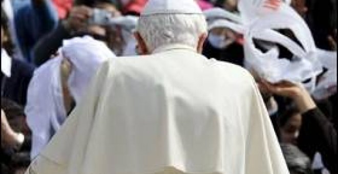 Los teólogos progresistas piden la dimisión del Papa