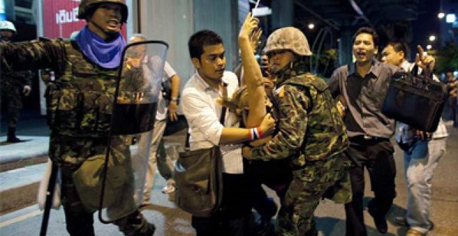 Un muerto y 75 heridos a consecuencia de 5 explosiones en Bangkok