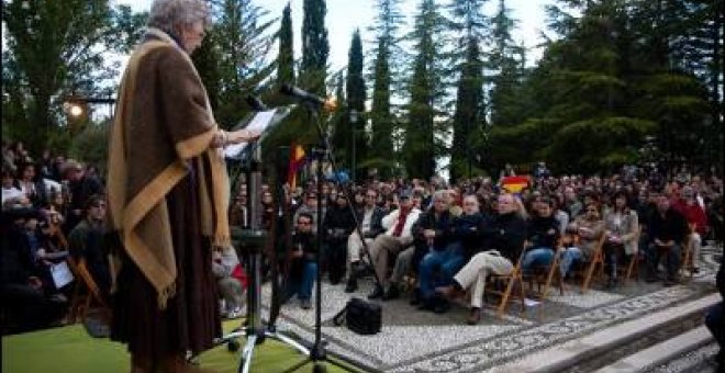 Los intelectuales defienden a Garzón en la fosa de Lorca