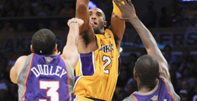 Kobe Bryant funde a los Suns