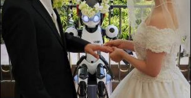 Una pareja japonesa se casa ante un sacerdote robot