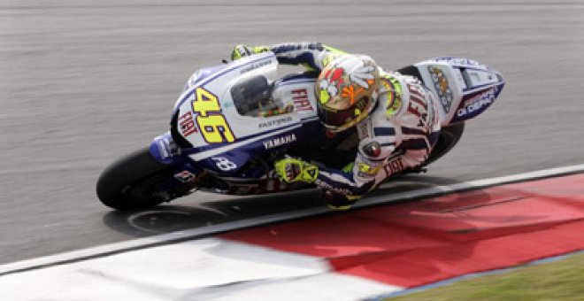 Rossi se lleva la 'pole' en una vibrante lucha con Lorenzo y Pedrosa