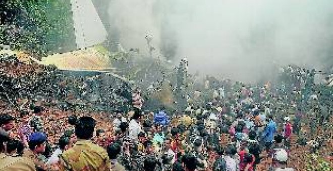 Ocho personas sobreviven a un accidente aéreo en India
