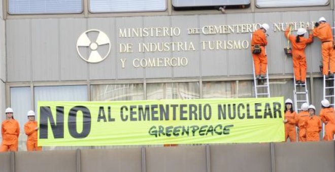 Greenpeace cambia el nombre al Ministerio de Industria por Cementerio nuclear