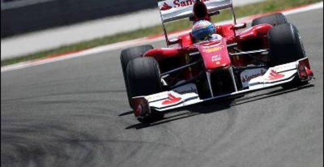 Alonso, a la zaga de McLaren y Red Bull
