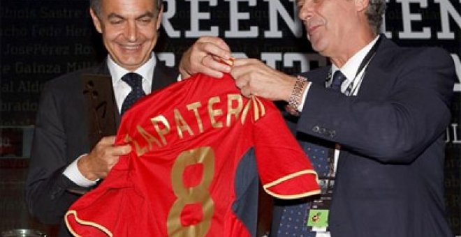 'The New York Times' vincula al Madrid de Franco con la roja de Zapatero