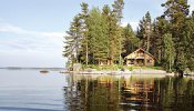 Una cabaña al borde de un lago