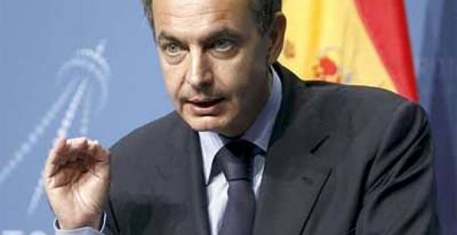 Zapatero dice que no tiene "tiempo" para pensar en cambios de Gobierno