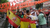 El Barrio Rojo de Amsterdam se viste de naranja para la final