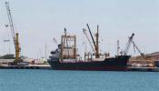 El barco libio con ayuda humanitaria atraca finalmente en Egipto