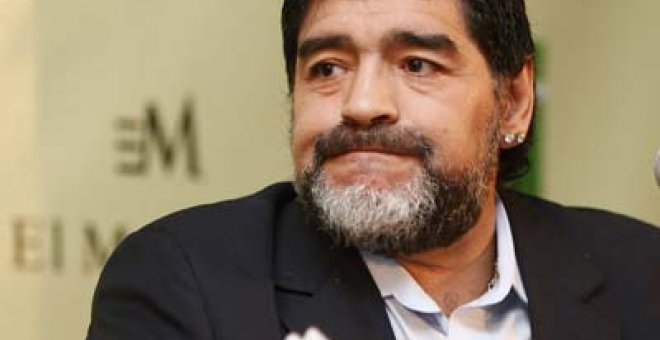 Maradona se despide entre reproches