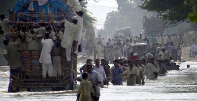 Protesta en Pakistán de víctimas hambrientas