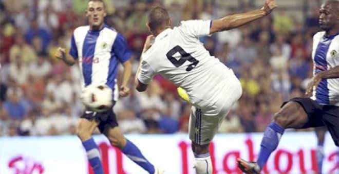 Doblete de Benzema en el debut de Özil