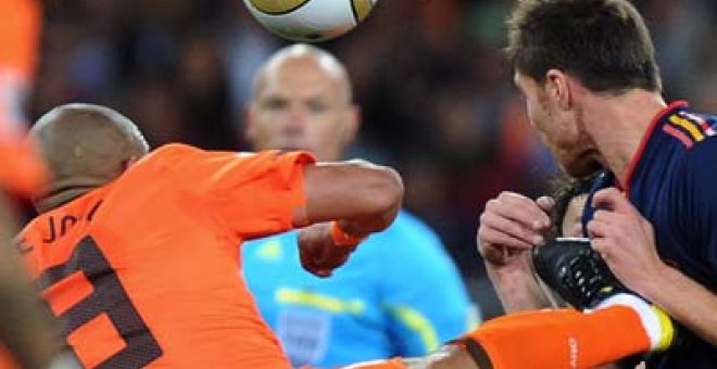El árbitro de la final del Mundial: "Debería haber expulsado a De Jong"