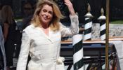 Deneuve agita la lucha de clases cómica