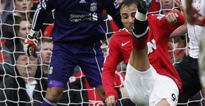 Berbatov decide ante el Liverpool