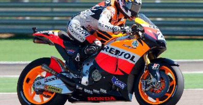 Pedrosa se rompe la clavícula izquierda y deja a Lorenzo muy cerca del titulo