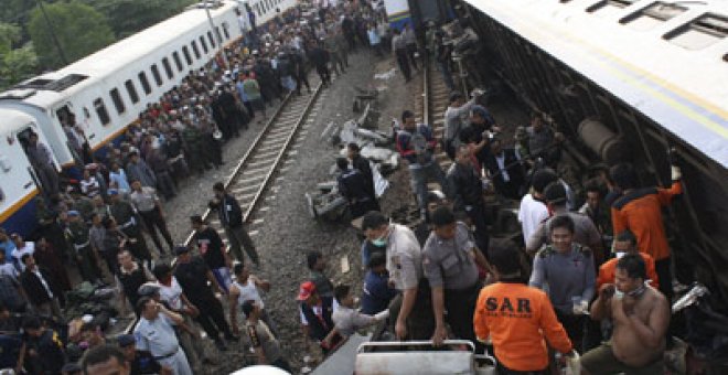 Al menos 36 muertos tras el choque de dos trenes en Java, Indonesia