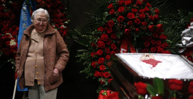 Puños en alto y flores rojas para un "hombre bueno"