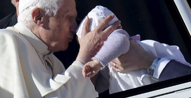 Una asociación denuncia al Papa por encubrir "actos de pederastia"