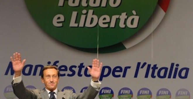Fini quita la 'respiración asistida' a Berlusconi y pide su dimisión