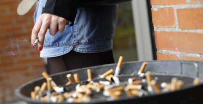 El Senado discutirá la prohibición de fumar en colas al aire libre