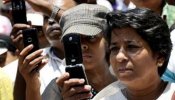 Algunas familias en India prohiben el uso de teléfonos móviles a mujeres solteras