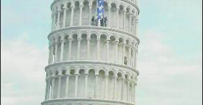 Los jóvenes italianos toman la Torre de Pisa y el Coliseo