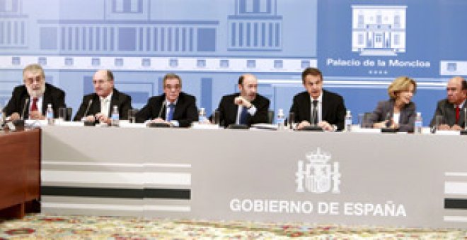 Zapatero se compromete ante los empresarios a acelerar las reformas