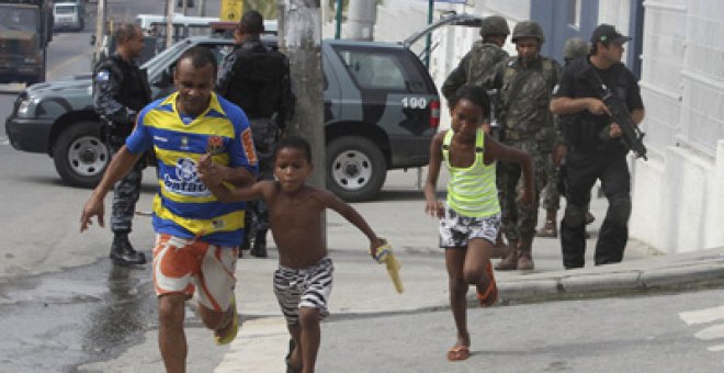 La batalla en las favelas incendia Río