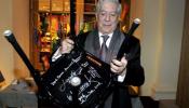 Mario Vargas Llosa no dejará que el Nobel "lo convierta en estatua"