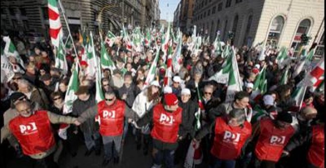 Roma se levanta contra Berlusconi antes de la moción de censura