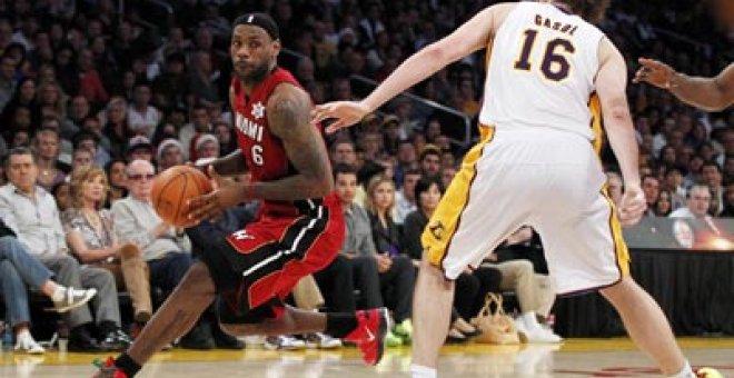 Lebron james tapa la boca a los Lakers